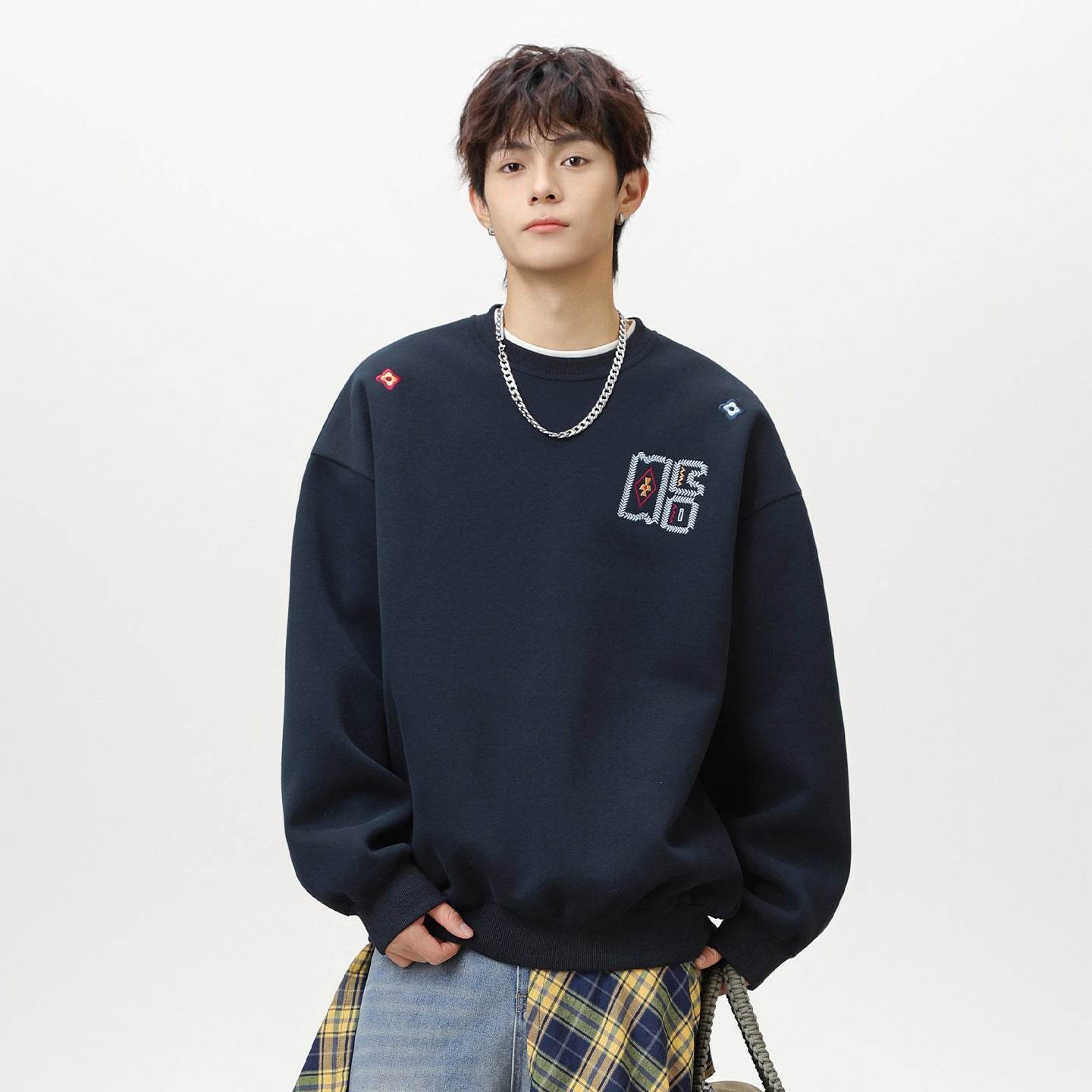 Embroidered loose silhouette round neck sweatshirt for men | MuddyStock Orioginals MuddyStock